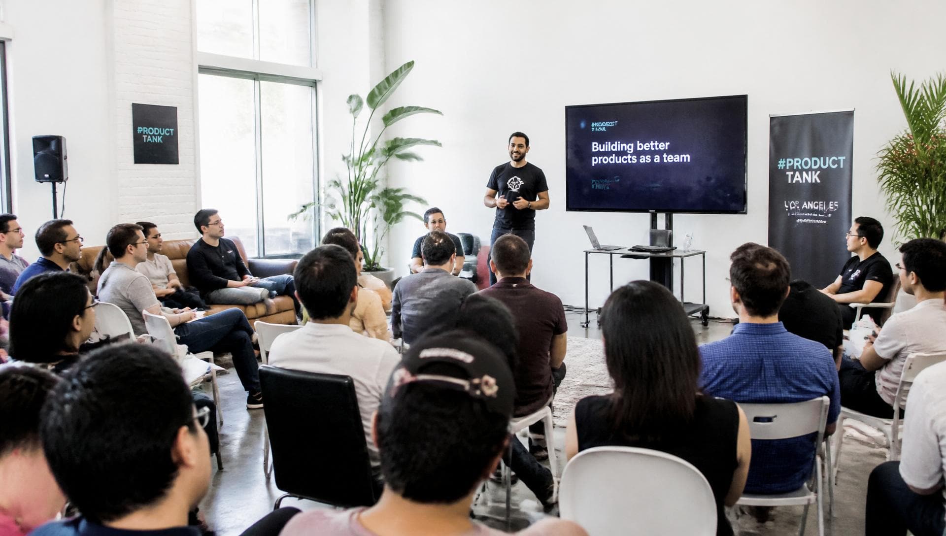 Komunitas tech dalam sesi workshop dengan suasana cerah